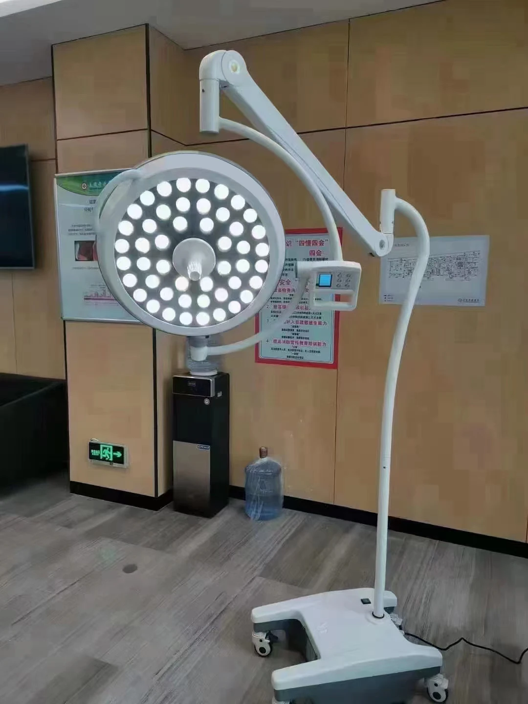LIZE フロアスタンド型獣医用無影灯 デラックスアーム L - Medical Lab For Sale のレビューと価格